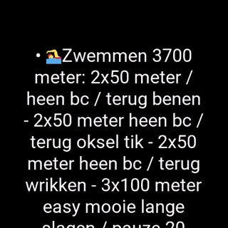 Het horloge toont de notitie van de coach over het zwemsetje van 3700 meter.